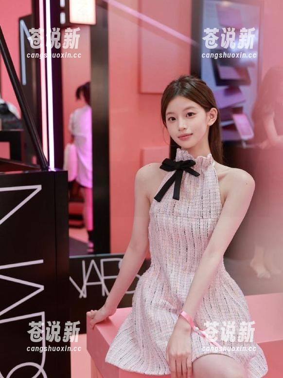“劲爆吃瓜”视频教你如何优雅吃瓜，满桌果汁四溅